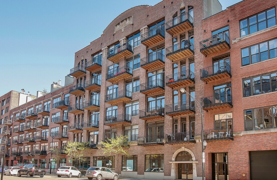 375 W Erie St, Unit 223 in Chicago, IL - Building Photo