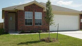 2338 Green Meadows Ln in Buda, TX - Building Photo
