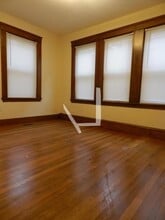 61 Poplar St, Unit 1 in Watertown, MA - Foto de edificio - Building Photo