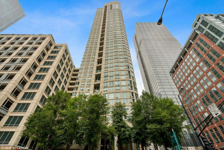 345 N La Salle Dr in Chicago, IL - Building Photo