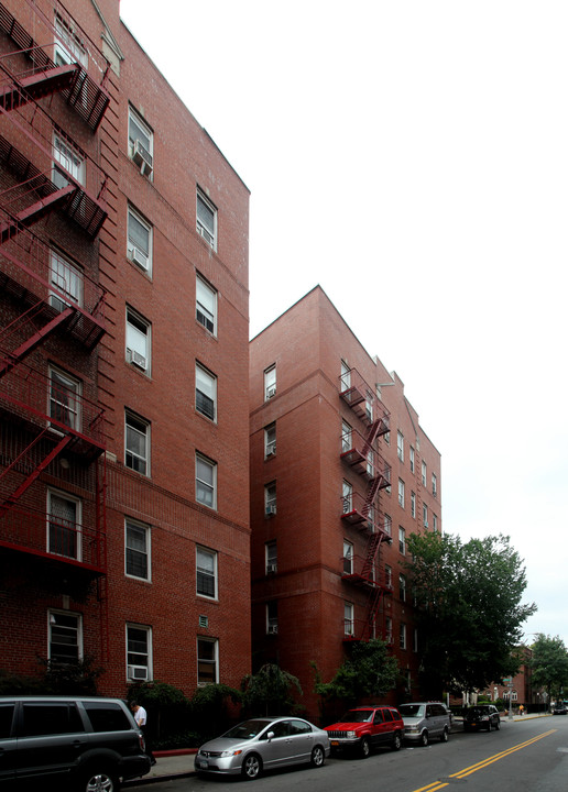 88-10 Whitney Ave in Elmhurst, NY - Foto de edificio