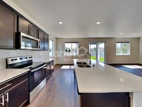 390 Smith Dr in Enumclaw, WA - Building Photo - Building Photo