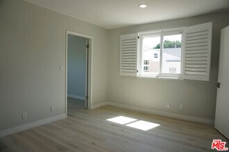 221 N Bowling Green Way in Los Angeles, CA - Building Photo - Building Photo