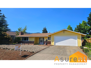 875 Twin Pines Cir in Ashland, OR - Building Photo - Building Photo