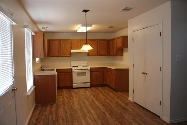 107 Outfitter Dr in Bastrop, TX - Building Photo - Building Photo