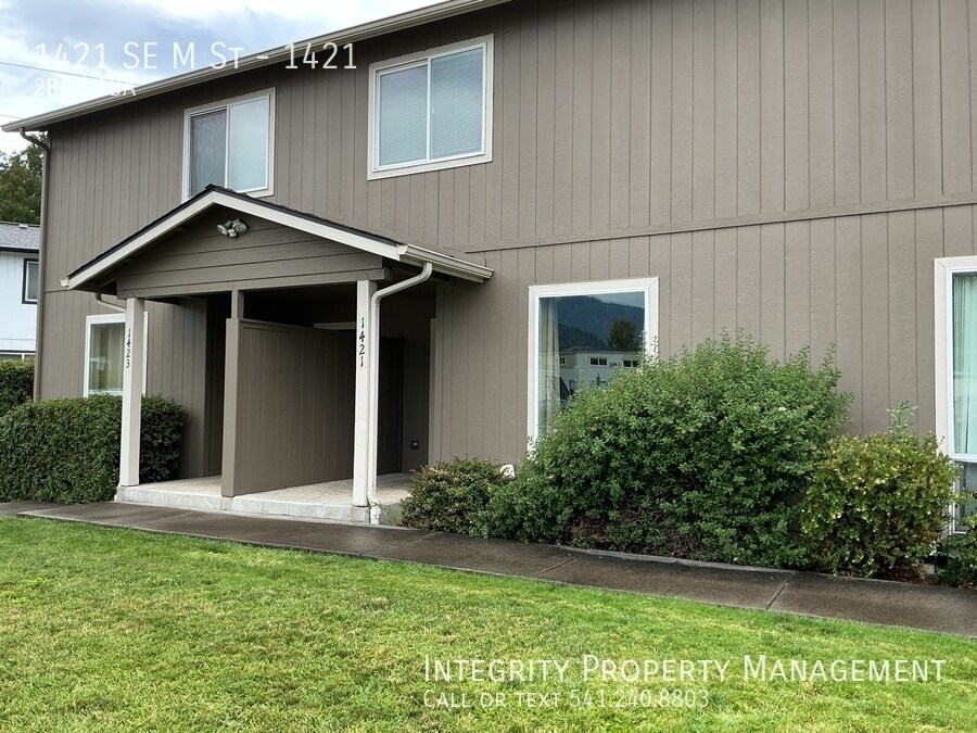 1421 SE M St in Grants Pass, OR - Building Photo