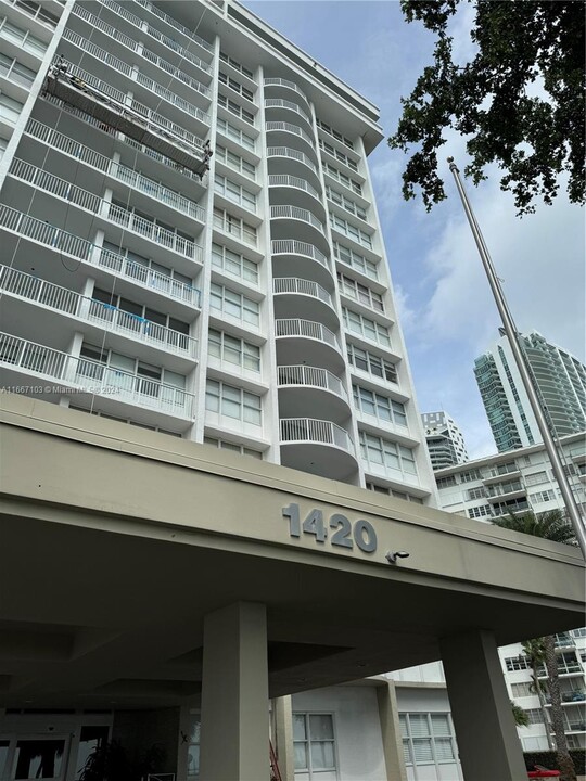 1420 Brickell Bay Dr, Unit 103 in Miami, FL - Foto de edificio