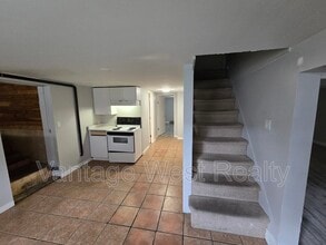 320 Rutland Rd S in Kelowna, BC - Building Photo - Building Photo