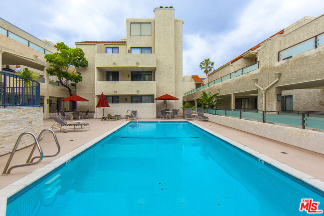 1900 Vine St in Los Angeles, CA - Building Photo - Building Photo