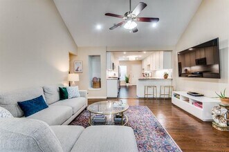 5302 Denton Dr in Dallas, TX - Building Photo - Building Photo