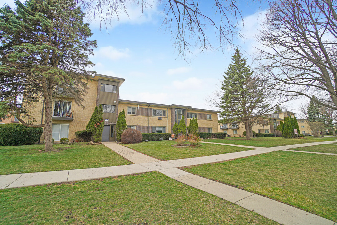 1050 N Wheeling Rd in Mount Prospect, IL - Building Photo