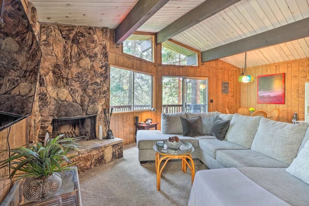 607 E Victoria Ct in Lake Arrowhead, CA - Building Photo