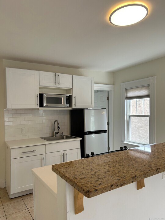 102 Kings Hwy E in Fairfield, CT - Building Photo