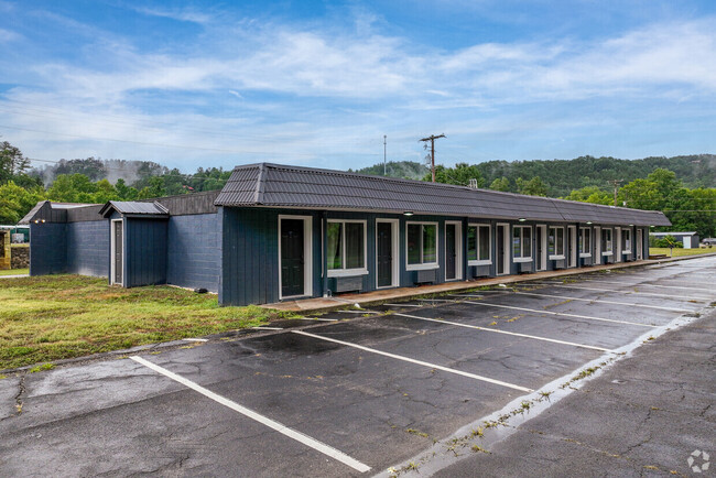 7052 E Lamar Alexander Pky in Townsend, TN - Building Photo - Building Photo