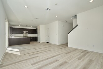 389 Havasu Wy in Rialto, CA - Foto de edificio - Building Photo