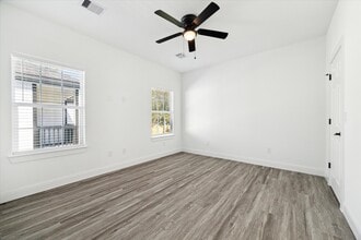 120 W Mulberry Ave in Wharton, TX - Building Photo - Building Photo