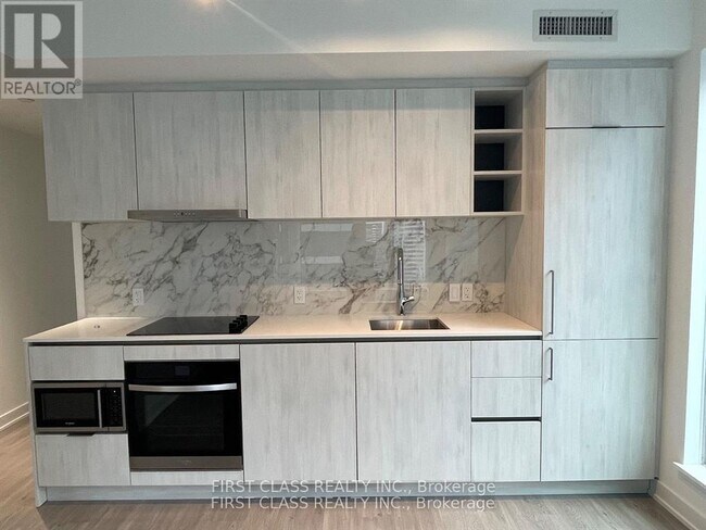 8 Wellesley St W in Toronto, ON - Building Photo - Building Photo