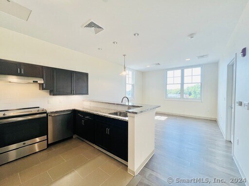 215 Stillwater Ave in Stamford, CT - Building Photo