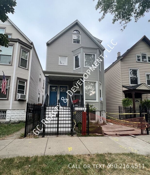 2717 N Hamlin Ave in Chicago, IL - Foto de edificio