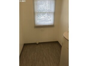 2700 SW 123rd Ave in Beaverton, OR - Foto de edificio - Building Photo
