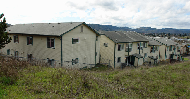 Sunset Apartments in Roseburg, OR - Building Photo - Building Photo