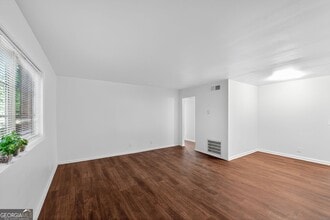 2516 Peachwood Cir NE in Atlanta, GA - Foto de edificio - Building Photo