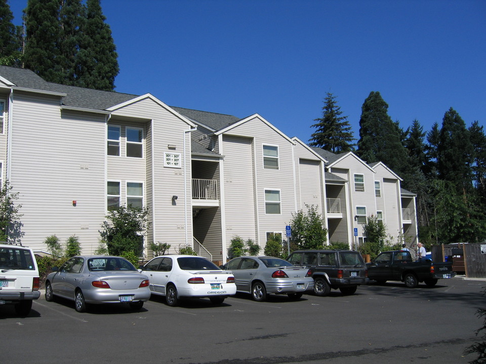 Creekside Villa Apartments in Gresham, OR - Building Photo