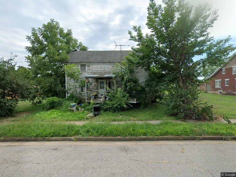 106 E Monroe Ave in Owensville, MO - Building Photo