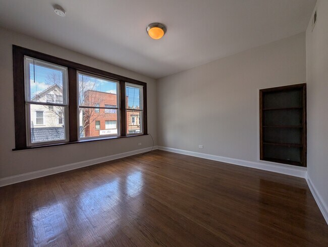 3050 N Milwaukee Ave in Chicago, IL - Building Photo - Building Photo