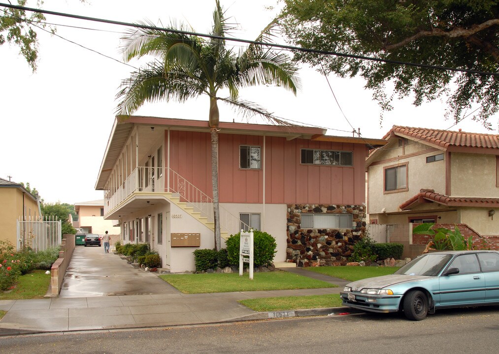 10537 La Reina Ave in Downey, CA - Foto de edificio