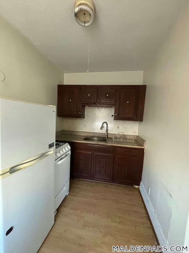 349 Pleasant St, Unit B1-15 in Malden, MA - Foto de edificio - Building Photo