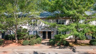 104 Westchester Cir in Athens, GA - Building Photo