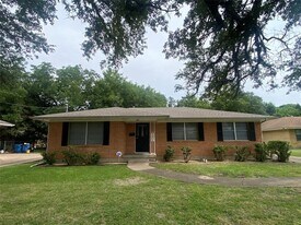 741 W Main St in Lancaster, TX - Building Photo
