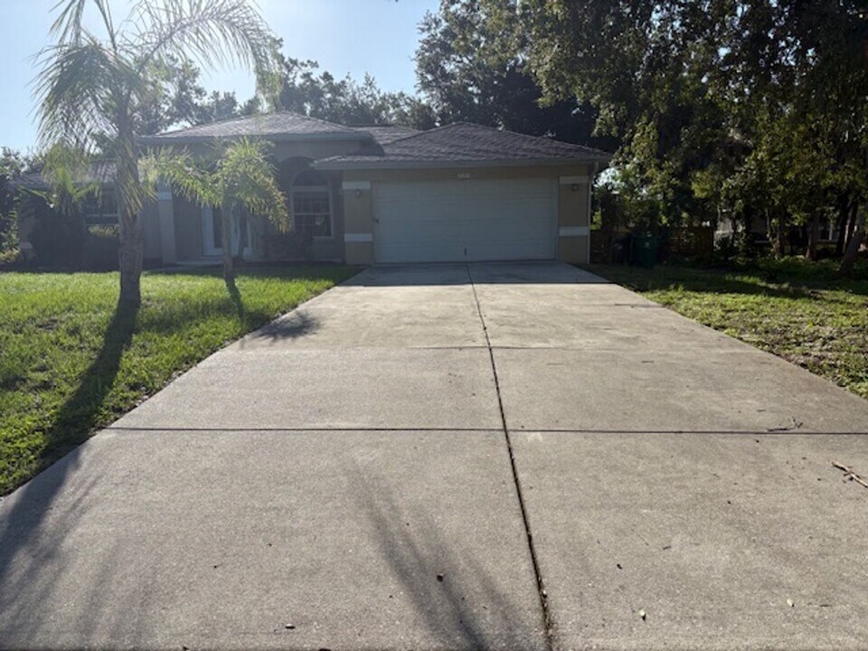 1330 Beacon Dr in Port Charlotte, FL - Building Photo