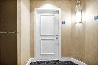 1945 S Ocean Dr in Hallandale Beach, FL - Foto de edificio - Building Photo