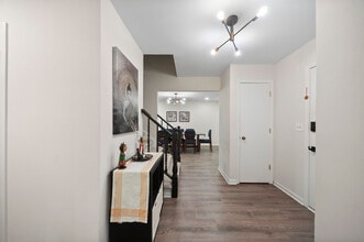 8 Hampton Ct in Mundelein, IL - Building Photo - Building Photo