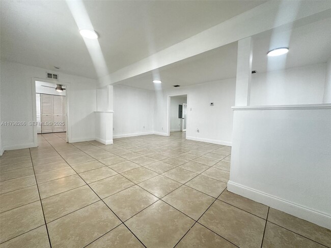 2811 NW 88th St in Miami, FL - Building Photo - Building Photo