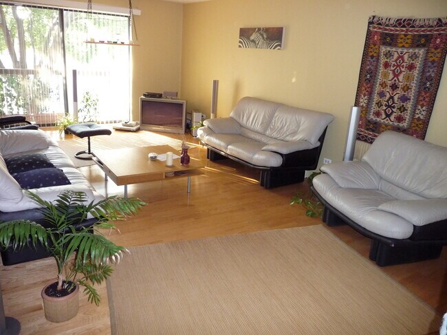 5511 N Chester Ave, Unit 32 in Chicago, IL - Building Photo - Building Photo