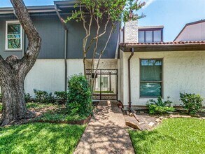 12518 Burninglog Ln in Dallas, TX - Building Photo - Building Photo