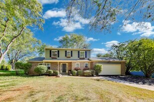 21301 N Woodland Ave in Barrington, IL - Building Photo