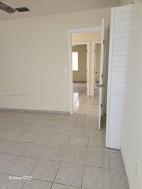 2417 W 54th Pl in Hialeah, FL - Foto de edificio - Building Photo