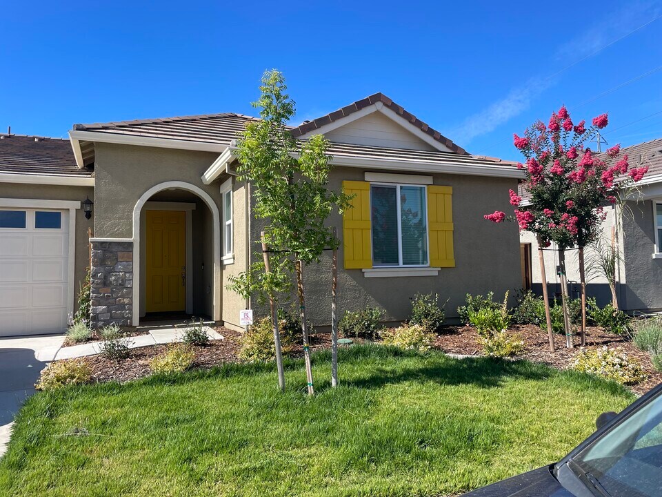 9260 Wayne Heintz St in Elk Grove, CA - Building Photo