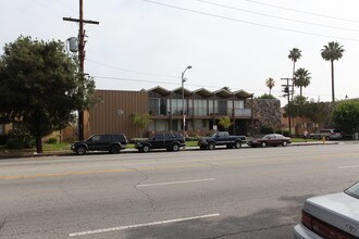 21001 Roscoe Blvd in Canoga Park, CA - Foto de edificio - Building Photo