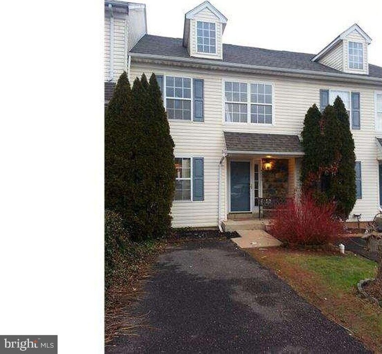 4666 Louise St Claire Dr in Doylestown, PA - Building Photo