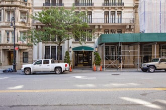 305 W 72nd St in New York, NY - Building Photo - Building Photo