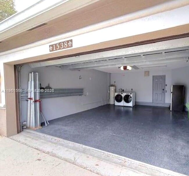 1538 Winterberry Ln in Weston, FL - Foto de edificio - Building Photo