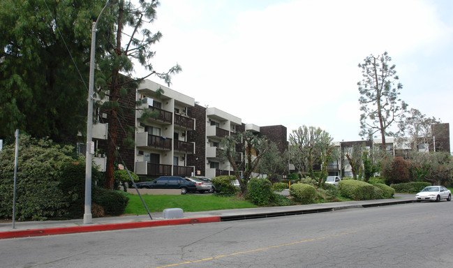 Walnut Glen Apartments in Van Nuys, CA - Foto de edificio - Building Photo