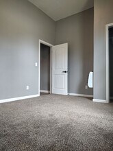 323 N Ash St in Nevada, MO - Building Photo - Building Photo