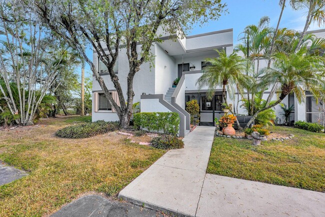 159 Lakeview Dr in Weston, FL - Building Photo - Building Photo