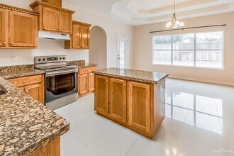 16 N "E" St in McAllen, TX - Building Photo - Building Photo